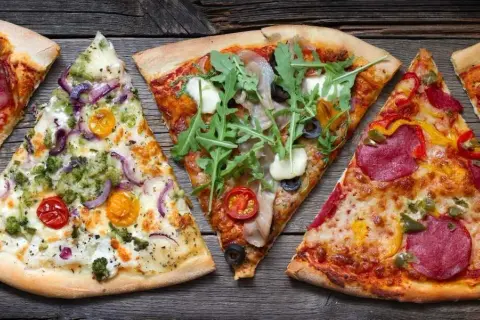 Z czym zrobić pizzę? Sprawdzone składniki i przepisy na idealne danie
