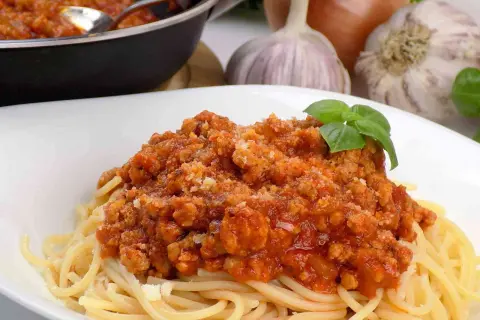 Jak zrobić spaghetti z mięsem mielonym i sosem w prosty sposób