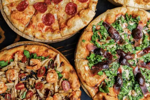 Top 15 dodatków do pizzy, które nie „moczą” ciasta: które warzywa warto podpiec i jak to zrobić