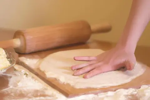 Jak rozciągać ciasto na pizzę, by uniknąć najczęstszych błędów