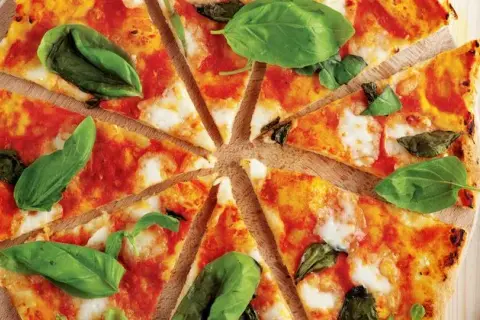 Jak zrobić sos do pizzy jak z pizzerii – prosty przepis na domową pizzę