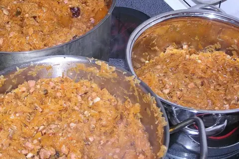Jakie przyprawy do bigosu? Odkryj sekrety smaku tradycyjnego dania
