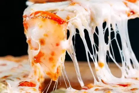 Jaki ser na pizzę? Odkryj najlepsze opcje dla idealnego smaku