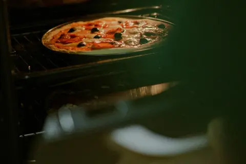 Pizza z termoobiegiem czy bez – która metoda daje lepsze efekty?