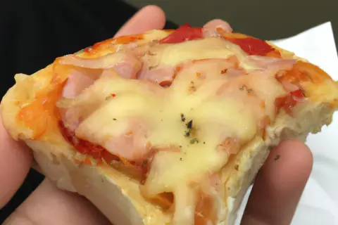 Ile kalorii ma mała pizza? Sprawdź, jak uniknąć nadmiaru kalorii w ulubionym daniu