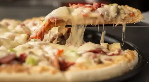 Jak zrobić, żeby ciasto na pizzę było miękkie i idealne w smaku
