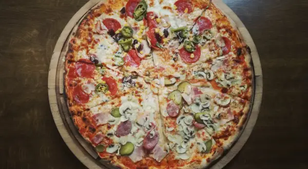 Ile kalorii ma pizza? Odkryj, co wpływa na jej kaloryczność