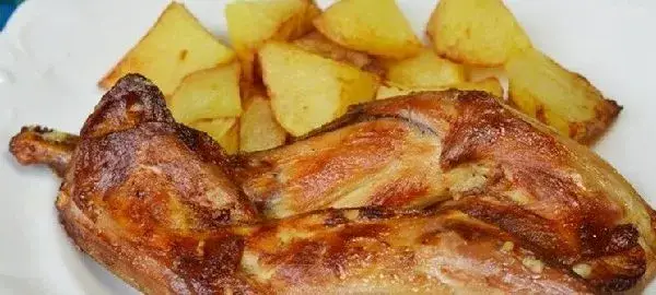 Ile piec królika w piekarniku, aby był soczysty i aromatyczny?