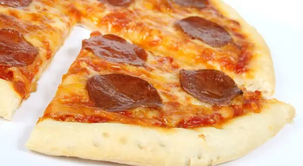 Ile kalorii ma pizza 32 cm? Sprawdź, ile naprawdę jesz i uniknij błędów!