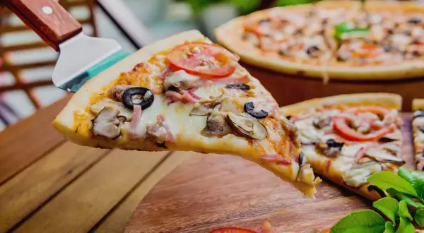 Pizza 40 cm na ile osób? Sprawdź, jak zaplanować idealne porcje dla każdej okazji