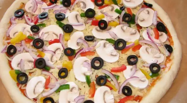 Smażyć pieczarki do pizzy czy nie? Odkryj najlepsze metody przygotowania