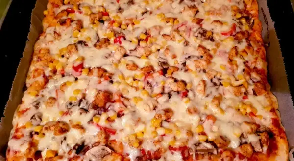Jak wyrobić ciasto na pizzę, które zawsze się udaje i zachwyca