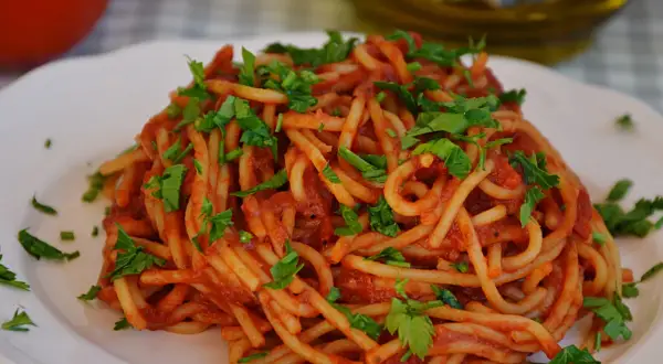Jak zrobić sos do spaghetti z przecieru – prosty przepis na smakowity sos