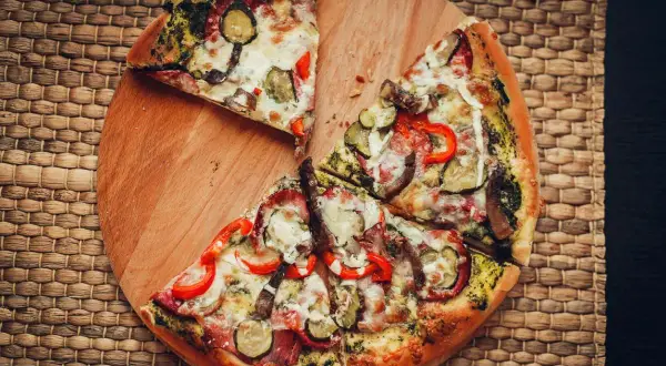 Jak zrobić idealną pizzę jak w domu - proste przepisy i porady