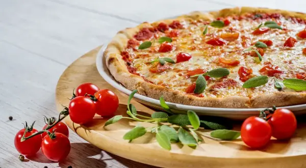 Ile kosztuje mała pizza? Ceny w Pizzeriach, które zaskakują