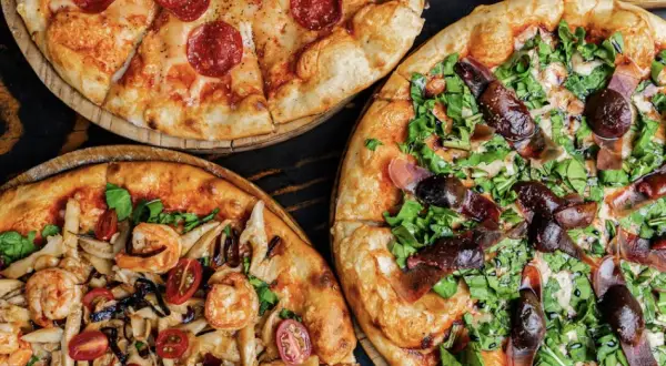 Top 15 dodatków do pizzy, które nie „moczą” ciasta: które warzywa warto podpiec i jak to zrobić