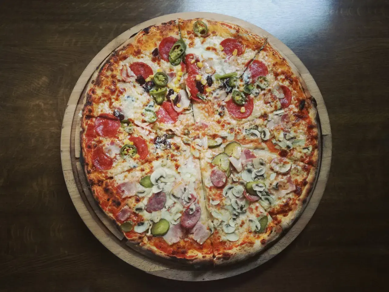 Ile kalorii ma pizza? Odkryj, co wpływa na jej kaloryczność
