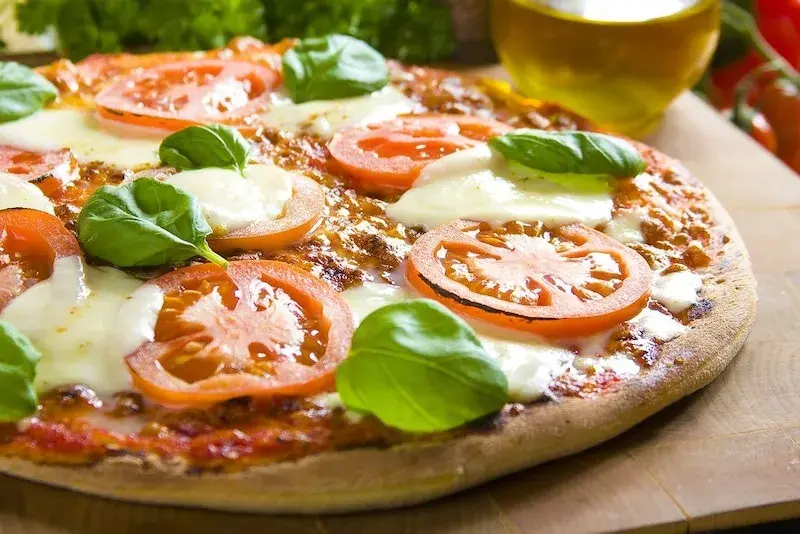 Jak zrobić pizzę Margherita - prosty przepis na idealne ciasto