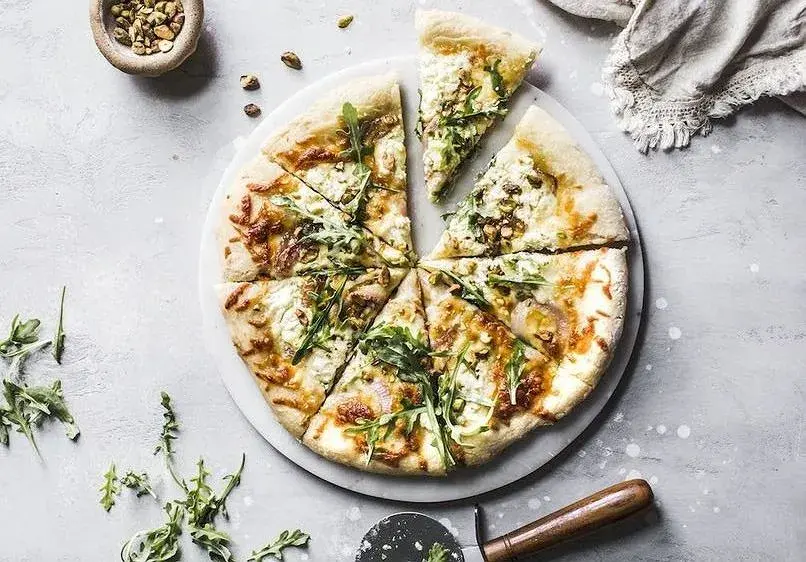 Ile waży pizza 40 cm? Odkryj, co wpływa na jej wagę