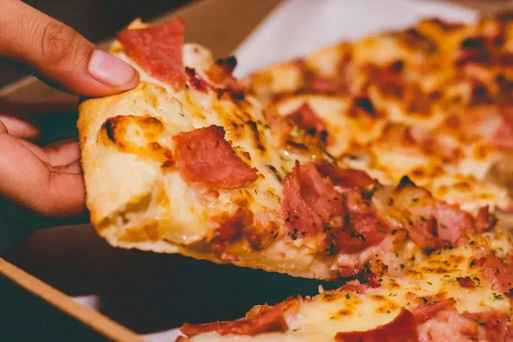 Czy pizza to fast food? Odkryj różnice i zdrowe opcje pizzy