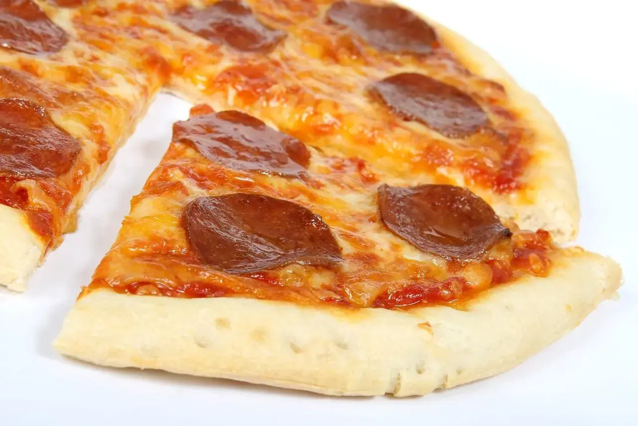 Ile kalorii ma pizza 32 cm? Sprawdź, ile naprawdę jesz i uniknij błędów!