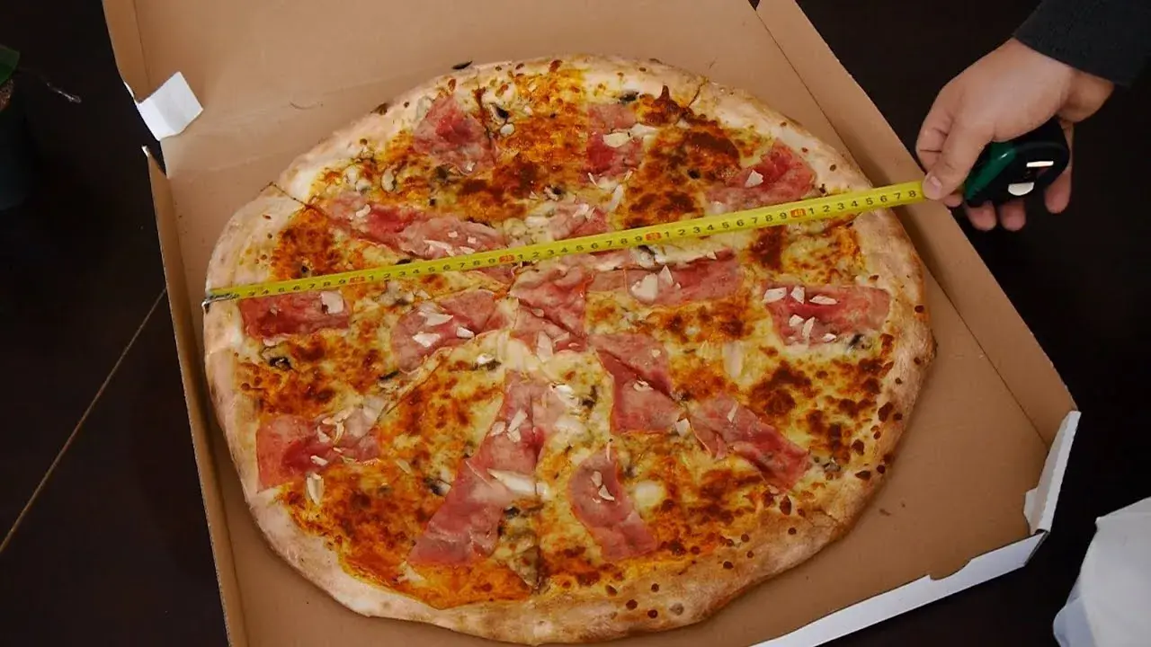 Ile osób najedzie się pizzą 50 cm? Sprawdź, zanim zamówisz!