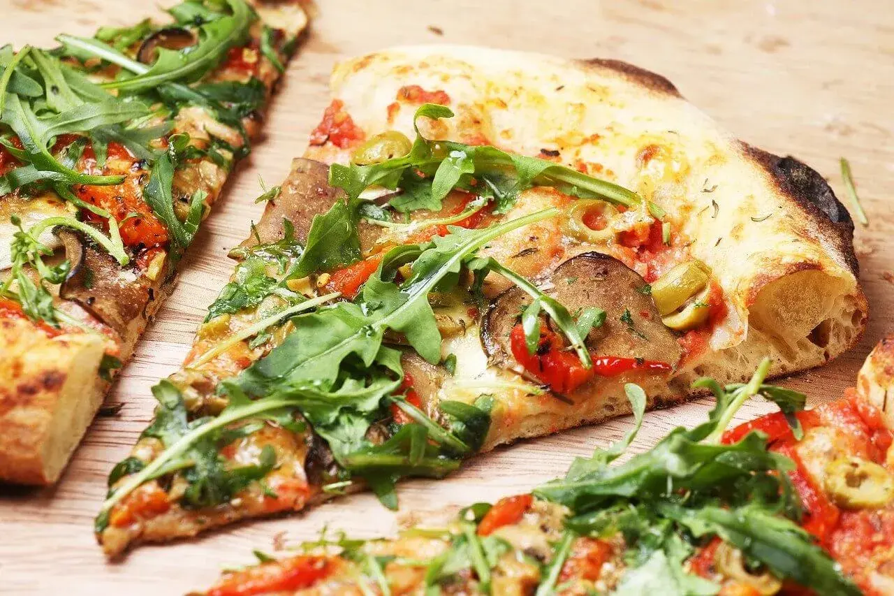 Jak podgrzać pizzę, by była chrupiąca i smaczna? Skuteczne metody bez wysuszenia