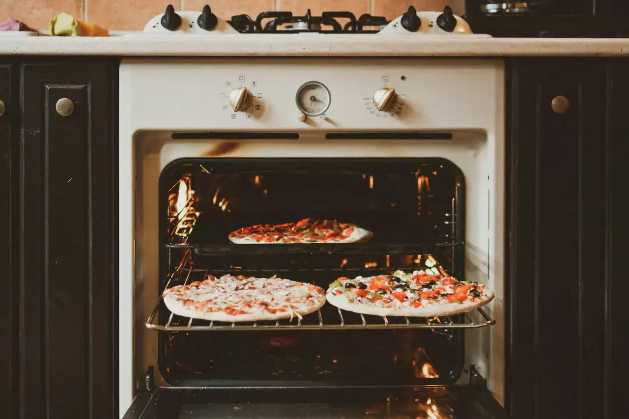 Jak ustawić piekarnik na pizzę, by uniknąć surowego ciasta i uzyskać idealną chrupkość