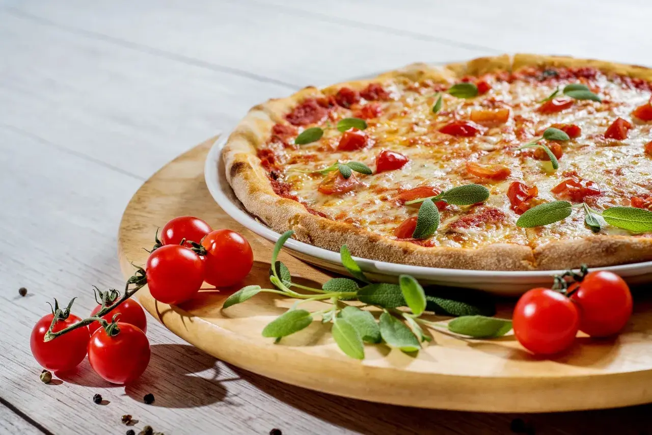 Ile kosztuje mała pizza? Ceny w Pizzeriach, które zaskakują