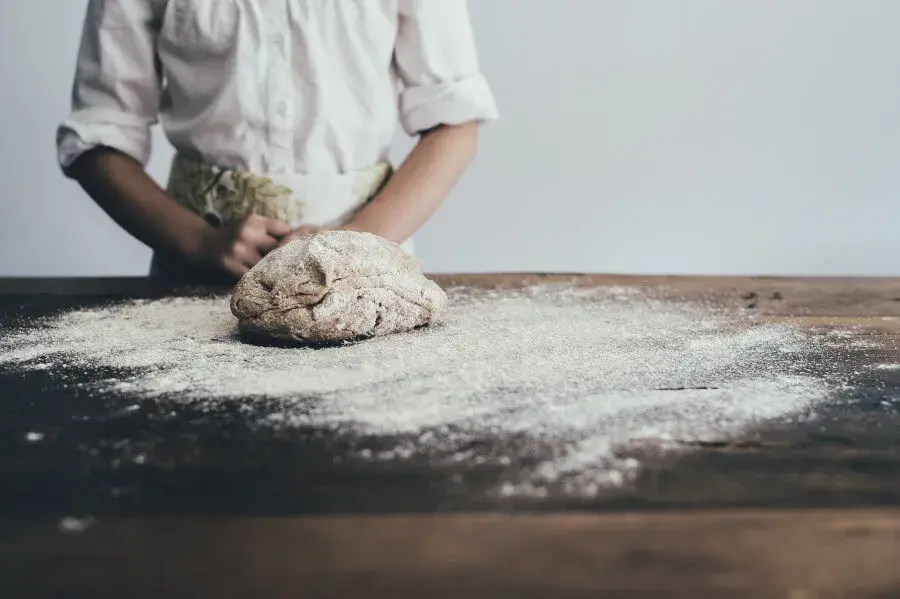 Jaka mąka na zakwas? Odkryj najlepsze rodzaje dla idealnego startera