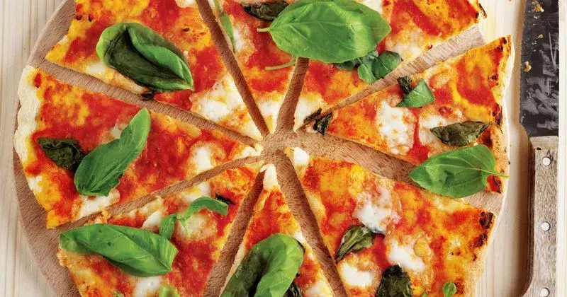 Jak zrobić sos do pizzy jak z pizzerii – prosty przepis na domową pizzę