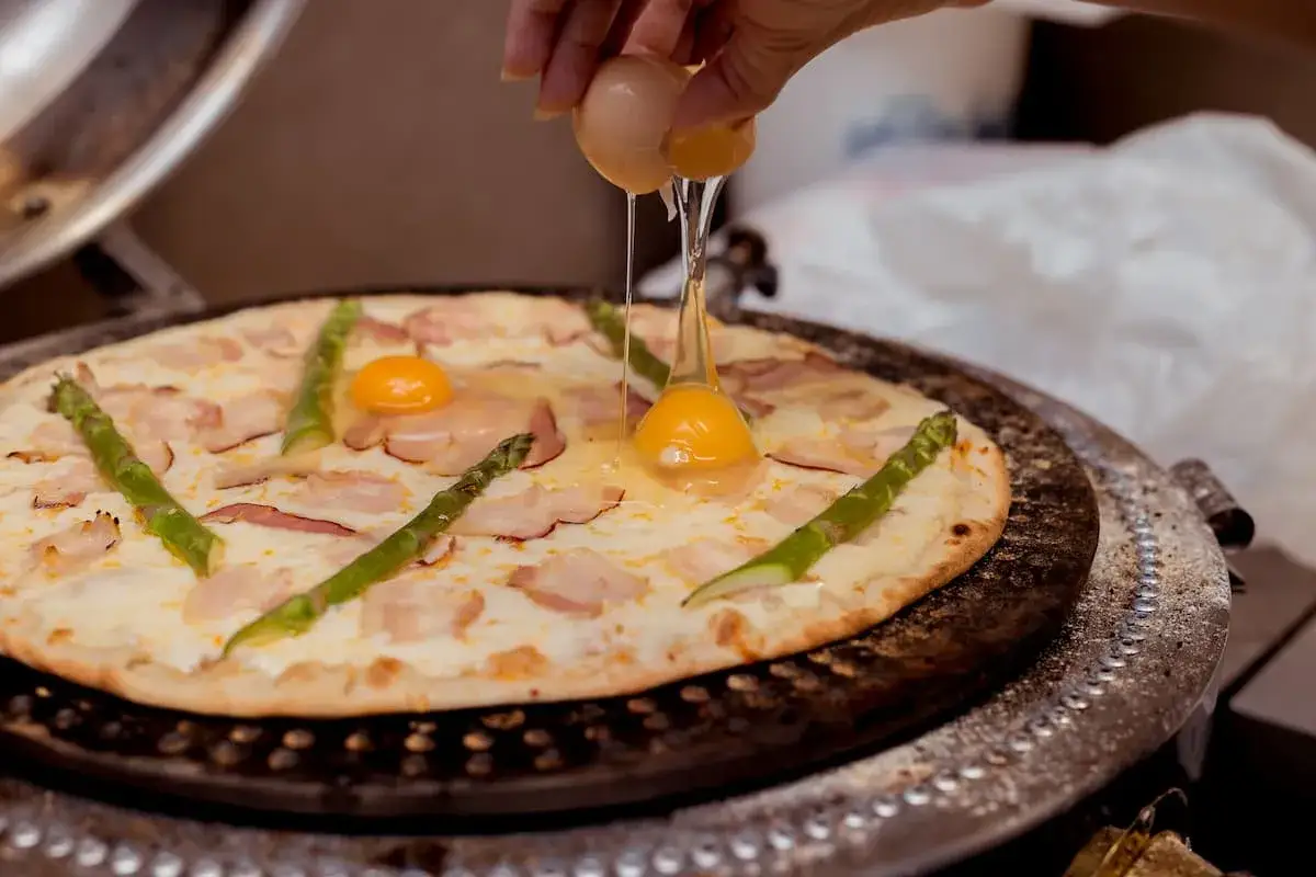 Zdjęcie Kiedy wbić jajko na pizzę z jajkiem, aby uniknąć rozczarowania?