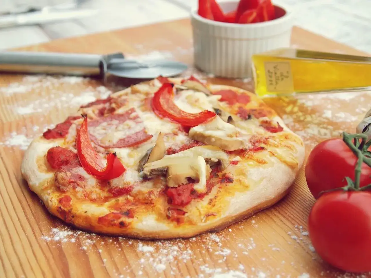 Zdjęcie Jak zrobić sos do pizzy jak z pizzerii – prosty przepis na domową pizzę