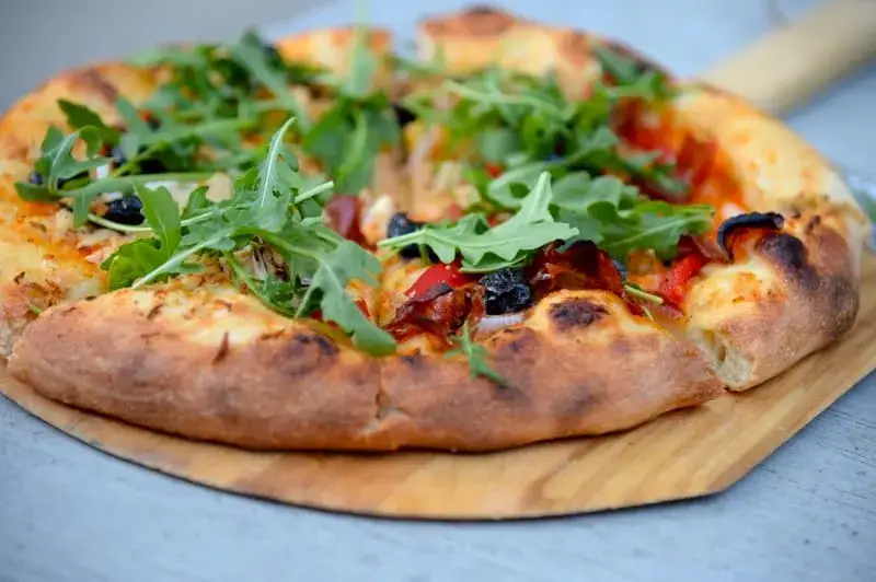 Zdjęcie Jak zrobić cienkie ciasto na pizzę, aby uniknąć zakalca i cieszyć się smakiem