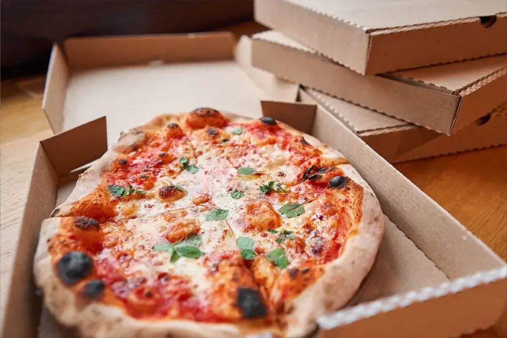 Zdjęcie Ile waży pizza 30 cm? Sprawdź wagę, kalorie i porównaj rozmiary pizzy