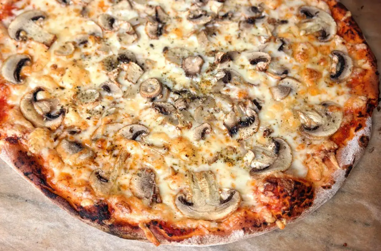 Zdjęcie Jak długo piec pizzę w piekarniku, aby uniknąć spalenia ciasta?