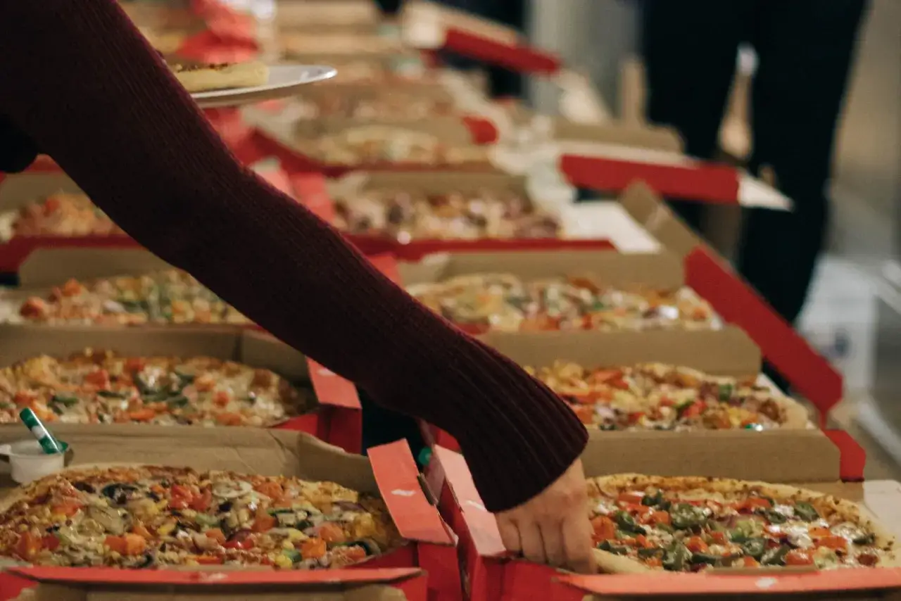 Zdjęcie Duża pizza Domino's ile cm? Sprawdź, czy wystarczy dla Ciebie!