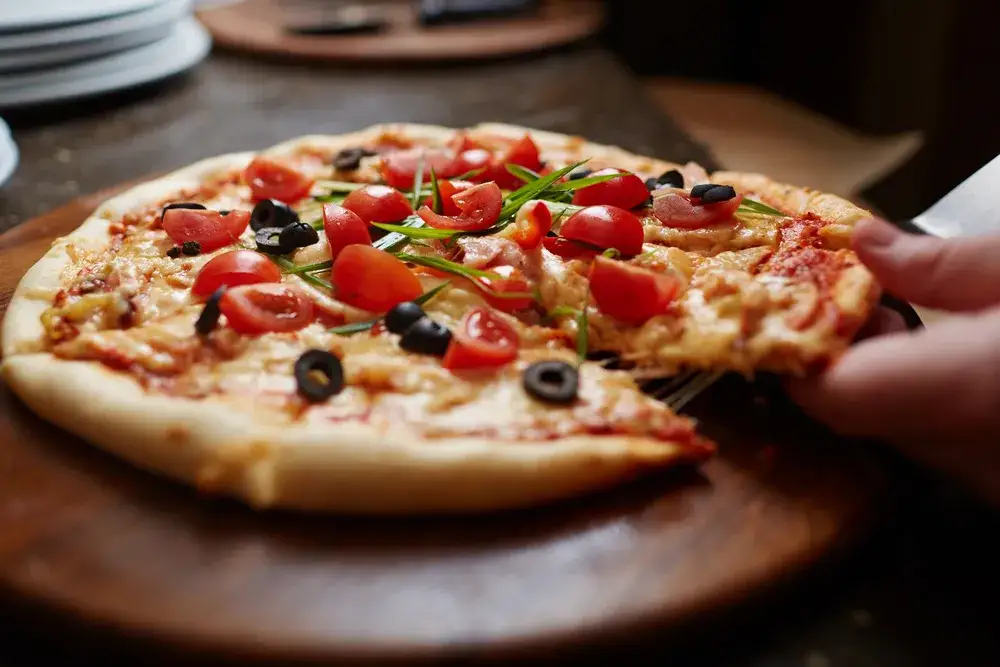 Zdjęcie Ile kcal ma pizza margherita 32 cm? Zaskakujące fakty o kaloriach
