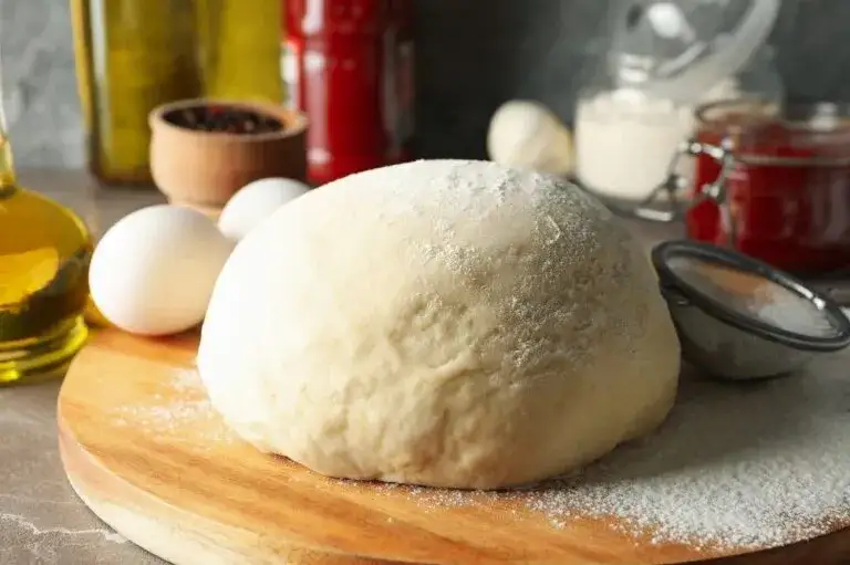 Zdjęcie Jak rozciągać ciasto na pizzę, by uniknąć najczęstszych błędów