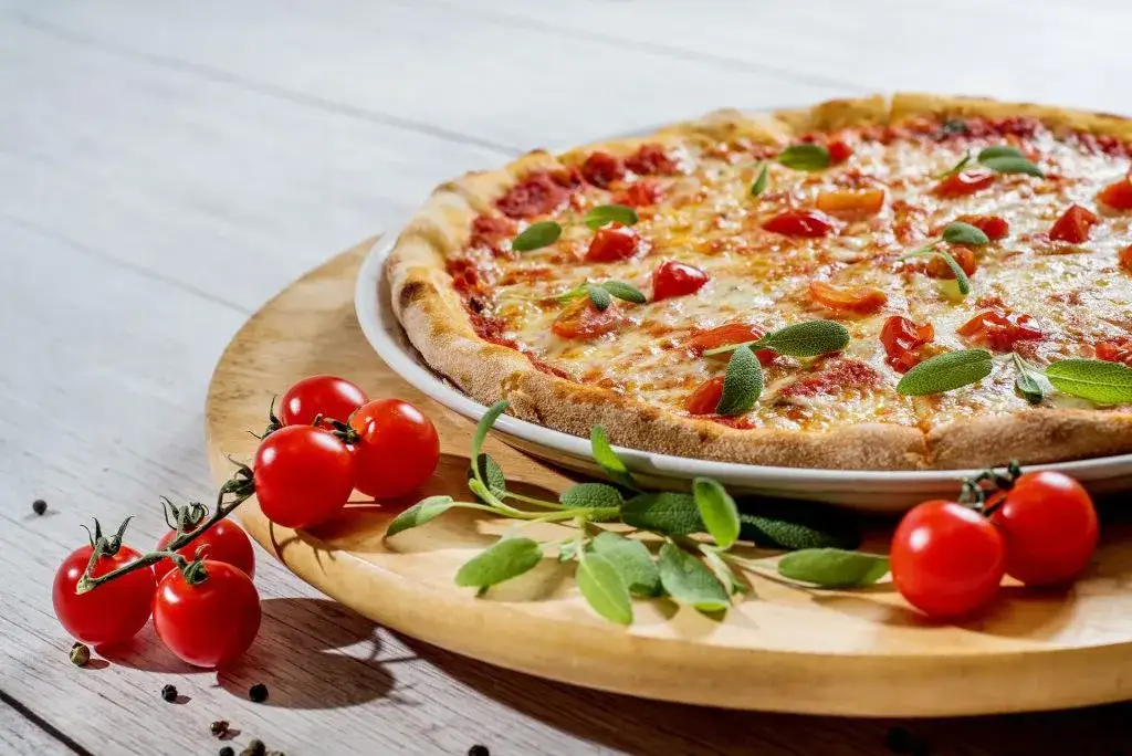 Zdjęcie Ile kalorii ma mała pizza? Sprawdź, jak uniknąć nadmiaru kalorii w ulubionym daniu