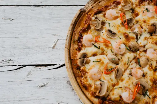 Jak zrobić cienkie ciasto na pizzę, aby uniknąć zakalca i cieszyć się smakiem