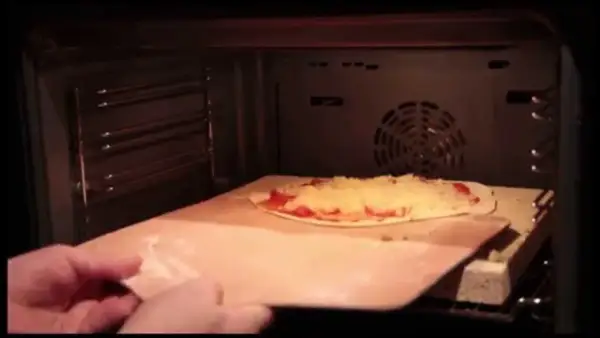 Jak przełożyć pizzę na kamień bez łopatki i uniknąć przyklejania