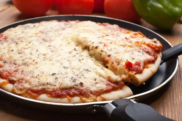 Jak zrobić pyszną pizzę na patelni w 15 minut bez piekarnika – prosty przepis