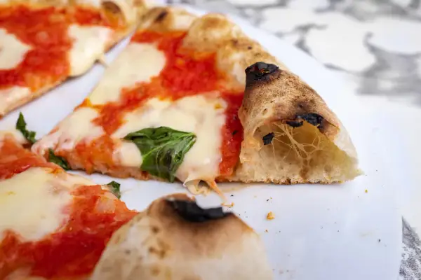 Jak zrobić dobre ciasto na pizzę, by uniknąć twardego spodu?