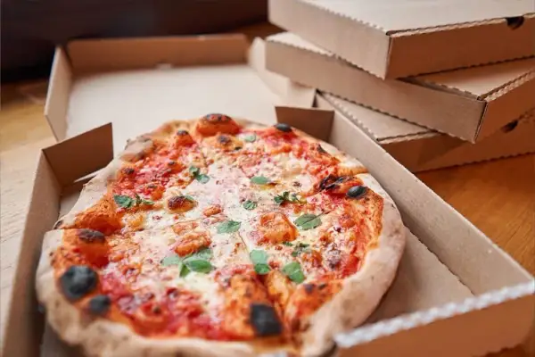 Ile kawałków ma pizza 32 cm? Zaskakujące fakty o porcjach!