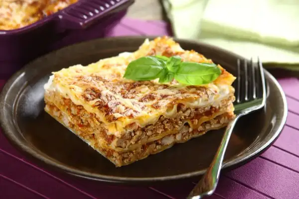 Jak zrobić pyszną lasagne z mięsem mielonym i sosem bolognese – prosty przepis krok po kroku