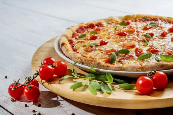 Jak zrobić idealne ciasto na pizzę jak z pizzerii – prosty przepis i wskazówki