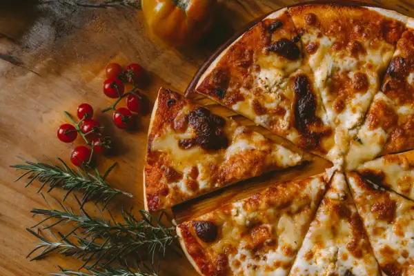 Ile waży jeden kawałek pizzy? Zaskakujące różnice w wagach!