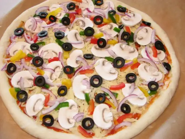 Smażyć pieczarki do pizzy czy nie? Odkryj najlepsze metody przygotowania