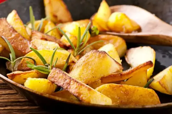 Ile pieką się ziemniaki w piekarniku? Odkryj najlepsze czasy i temperatury